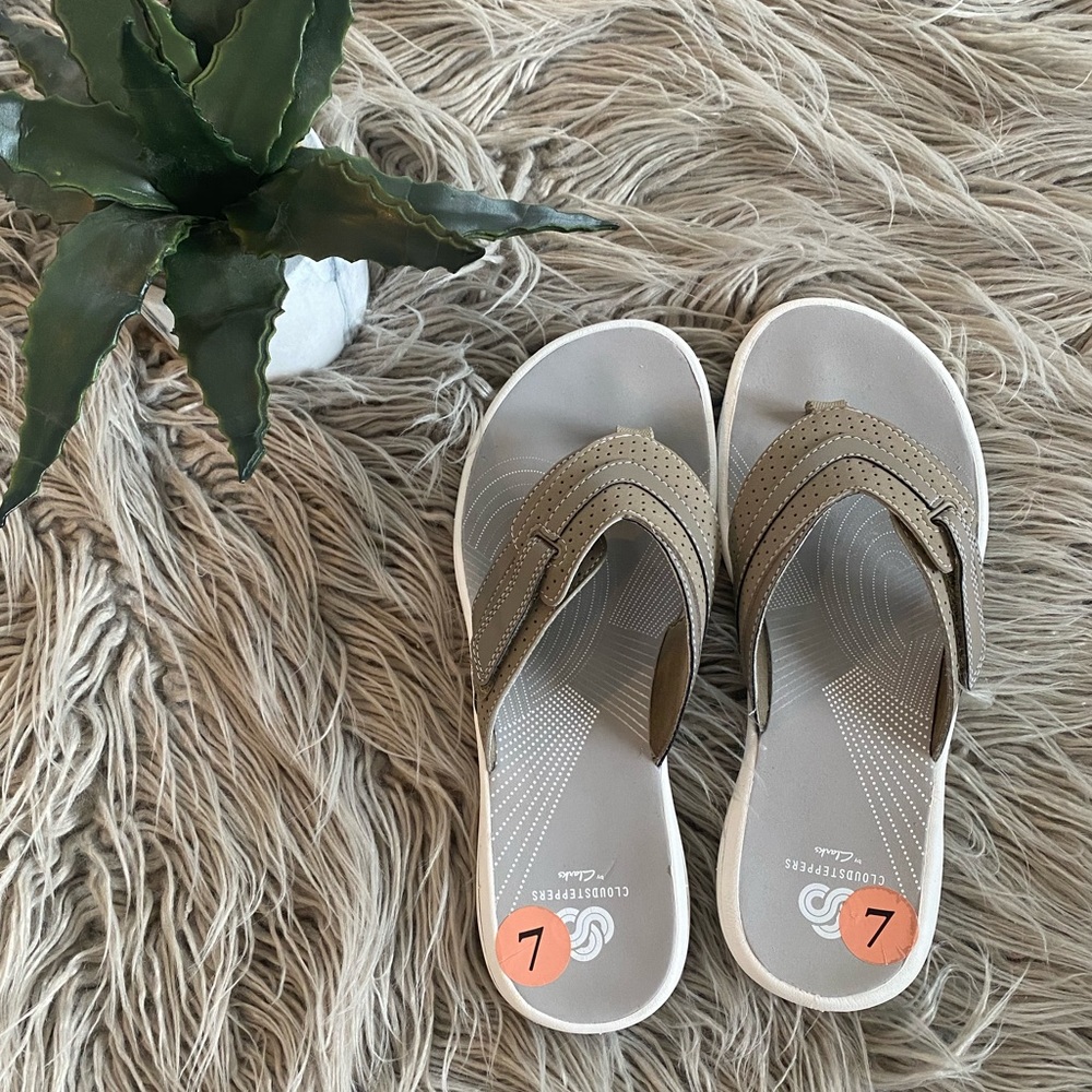Clark’s cloudsteppers sandals